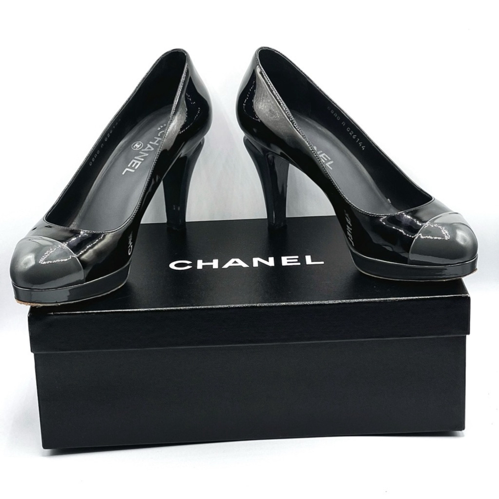 CHANEL Patent Cap Toe CC Pumps 39 Black Grey